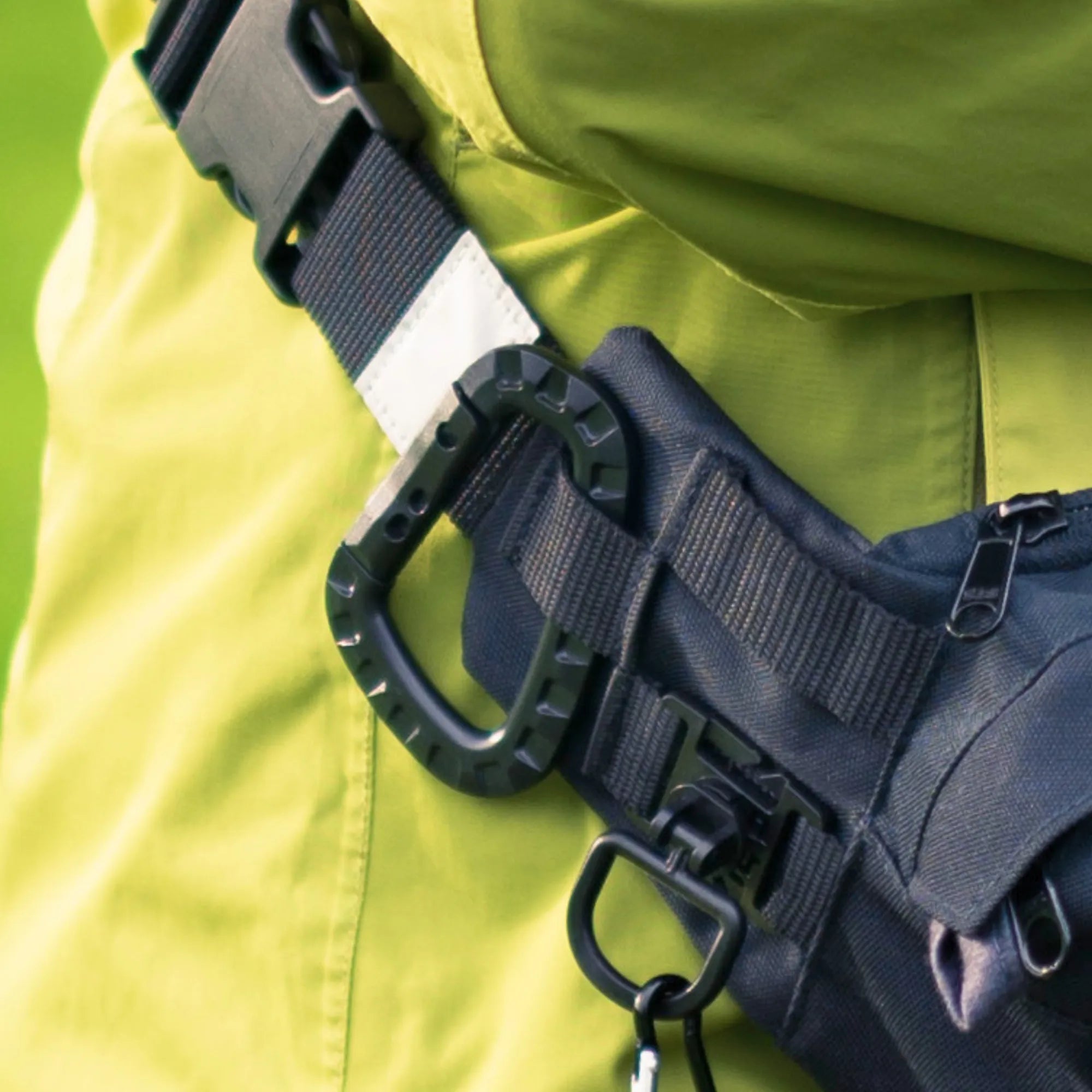 Molle_Karabiner_schwarz_an_TamBe_Bag
