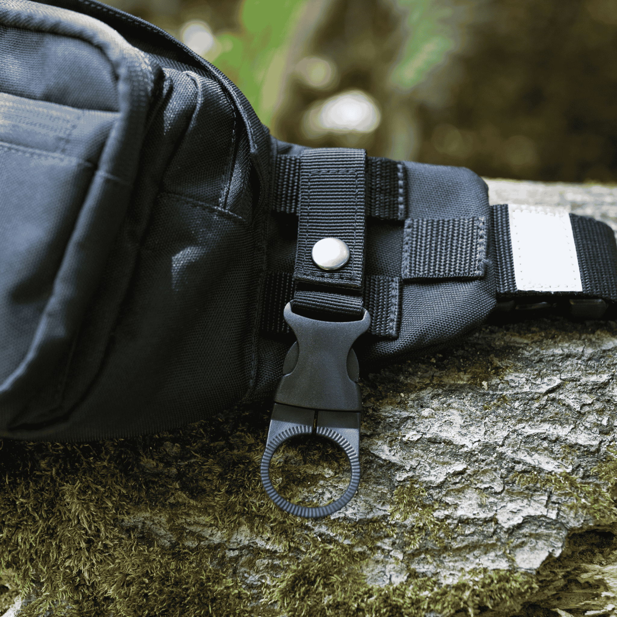 Person zeigt Anwendung Flaschenhalter klein