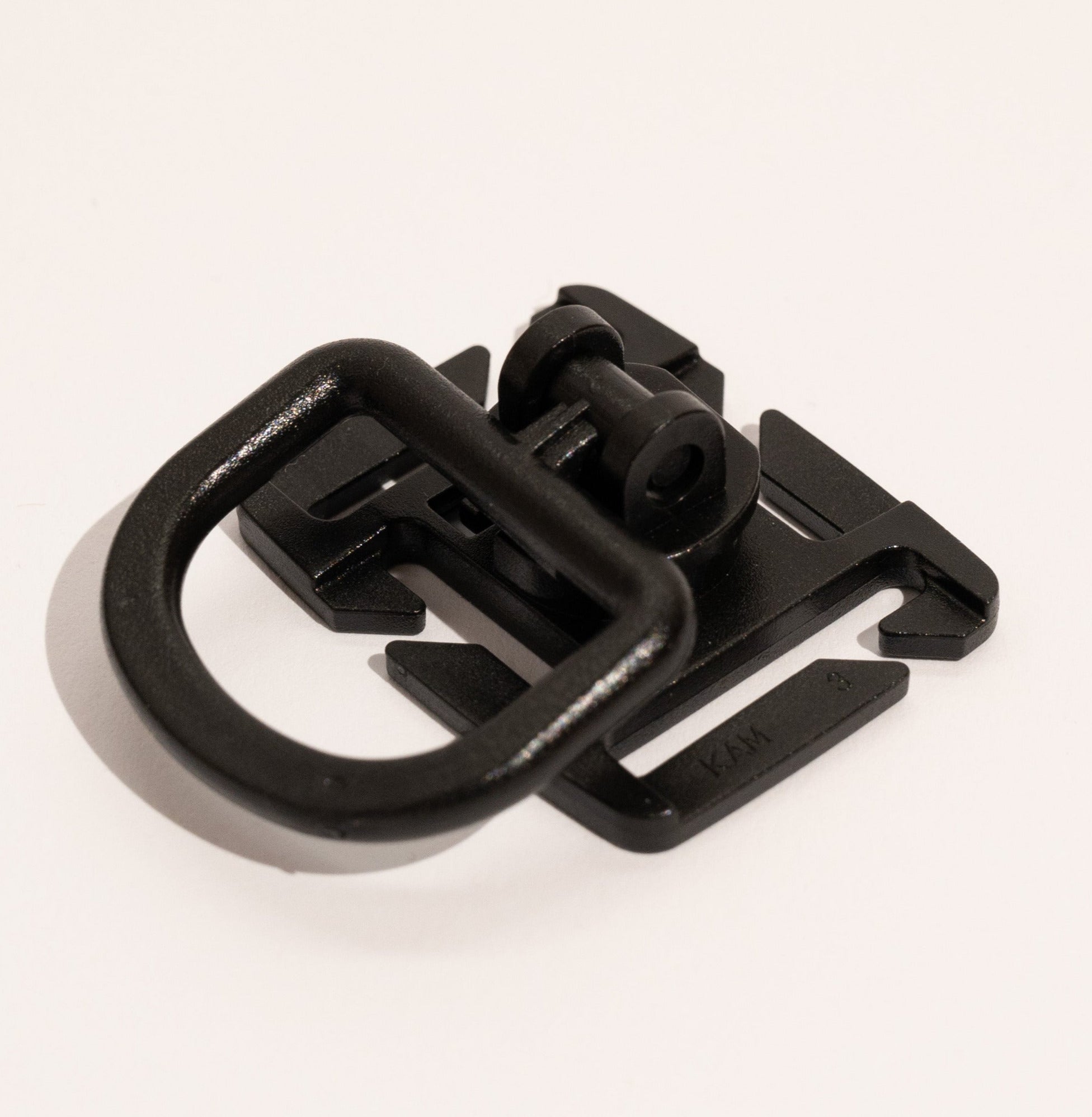 Molle 360°-D-Ring-Clip auf weißem Hintergrund