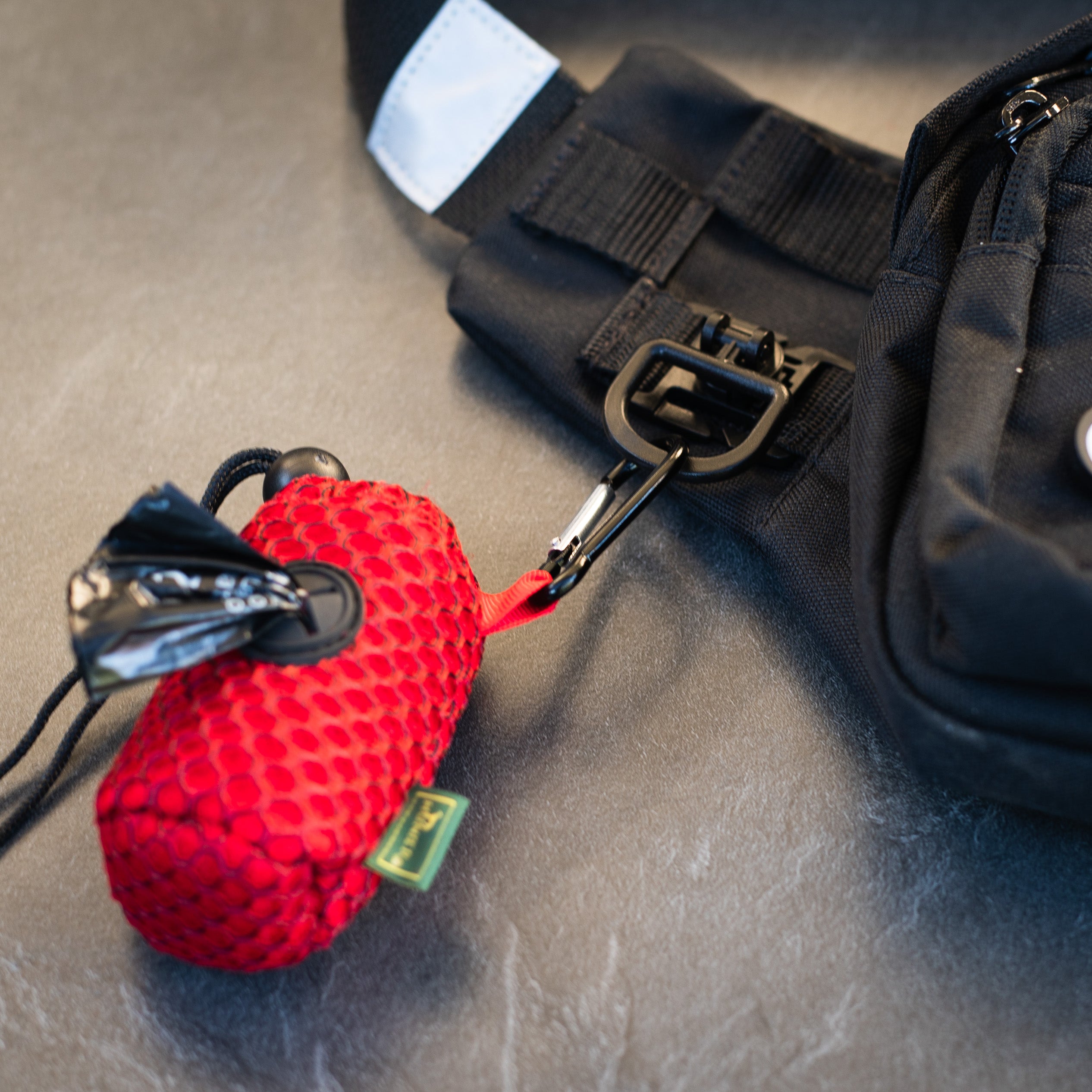 Molle 360° Grad D-Ring Clip mit HILO Kotbeutelspender rot