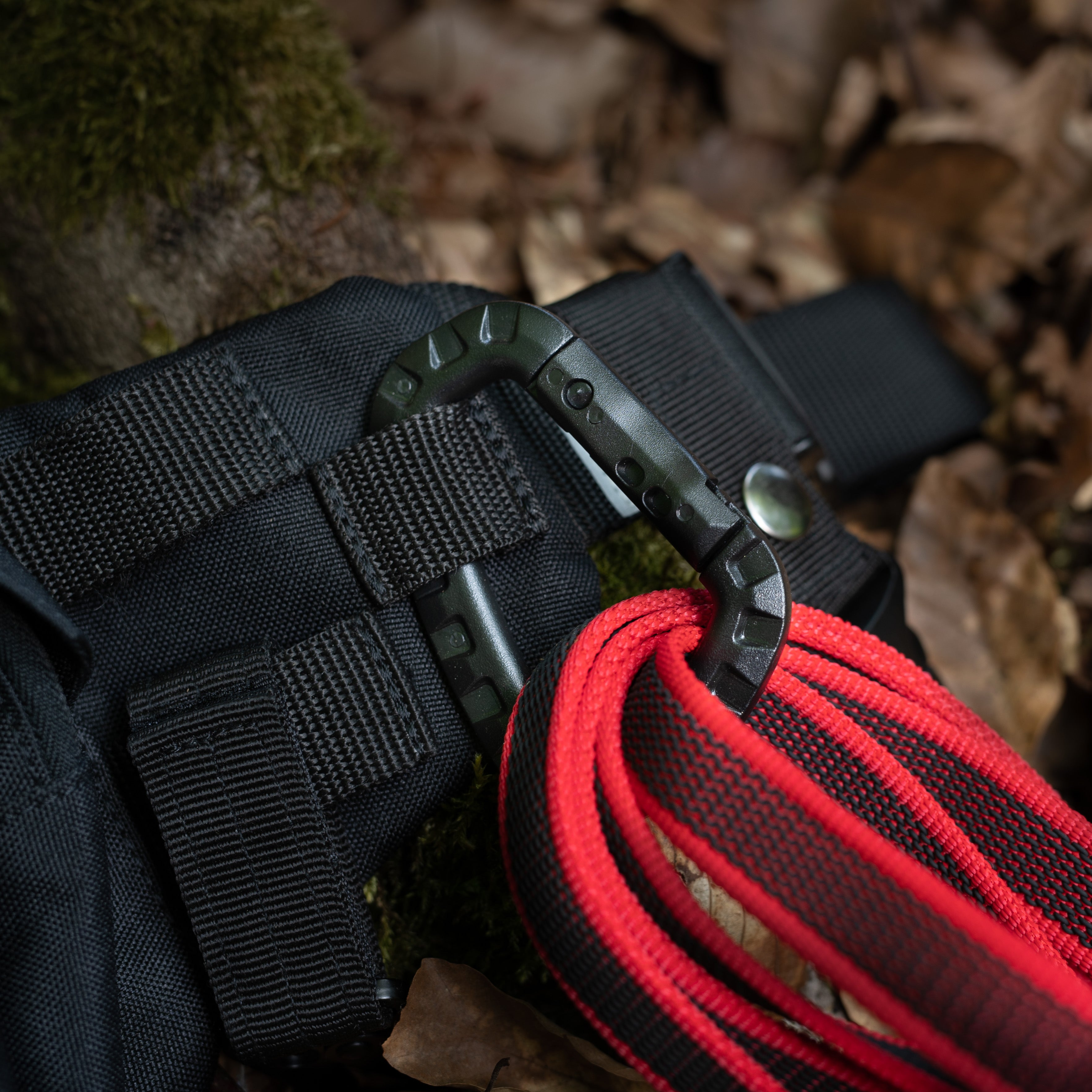 Person zeigt die Anwendung des Karabiners