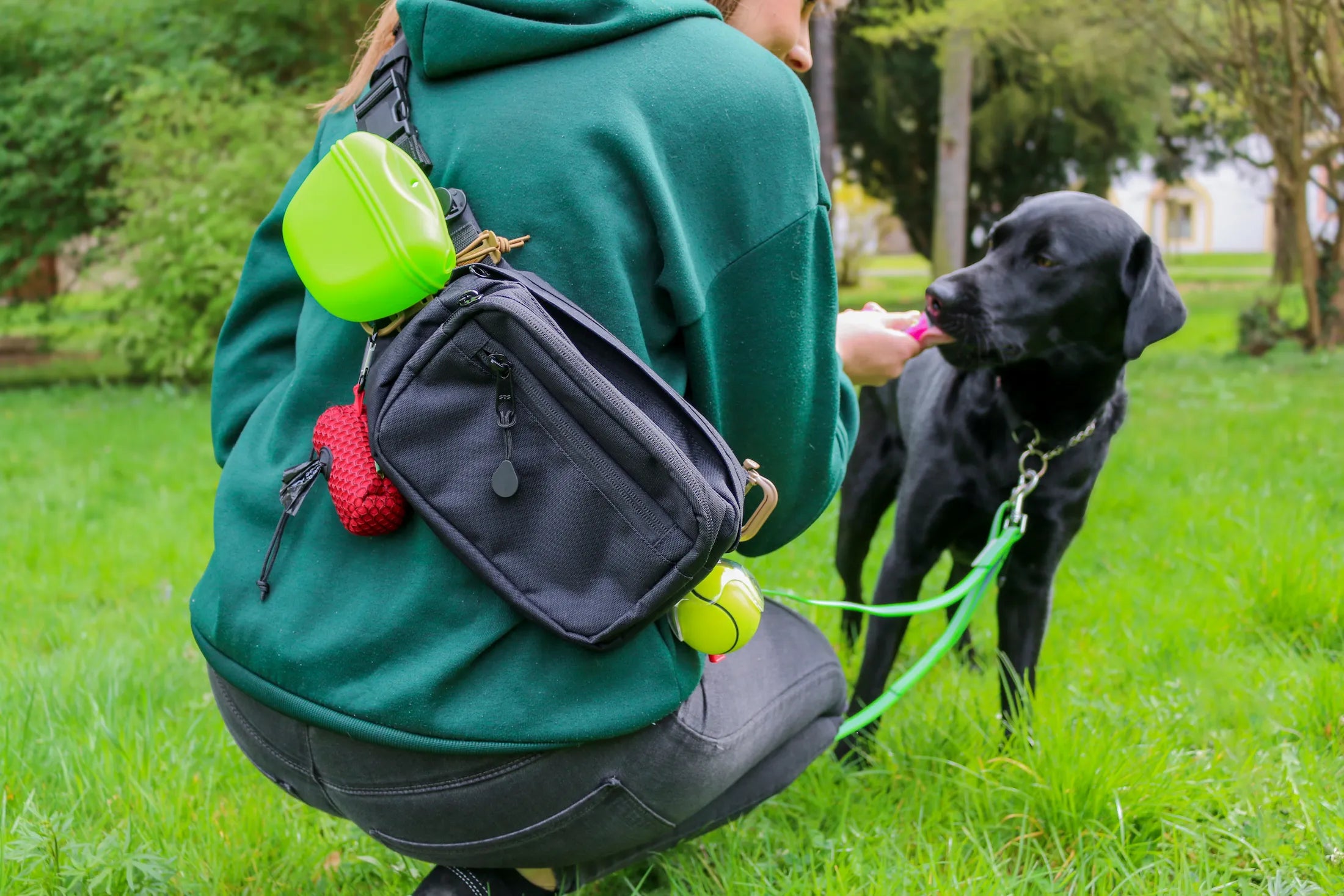 ausgestattete TamBe Bag getragen Cross Over und Hund mit Leckerchen