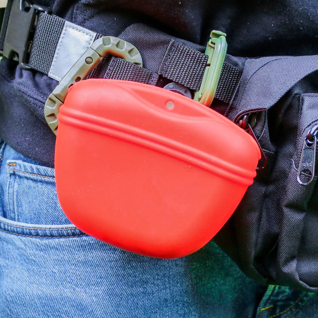 Futterbeutel_Silikon_rot an TamBe Bag
