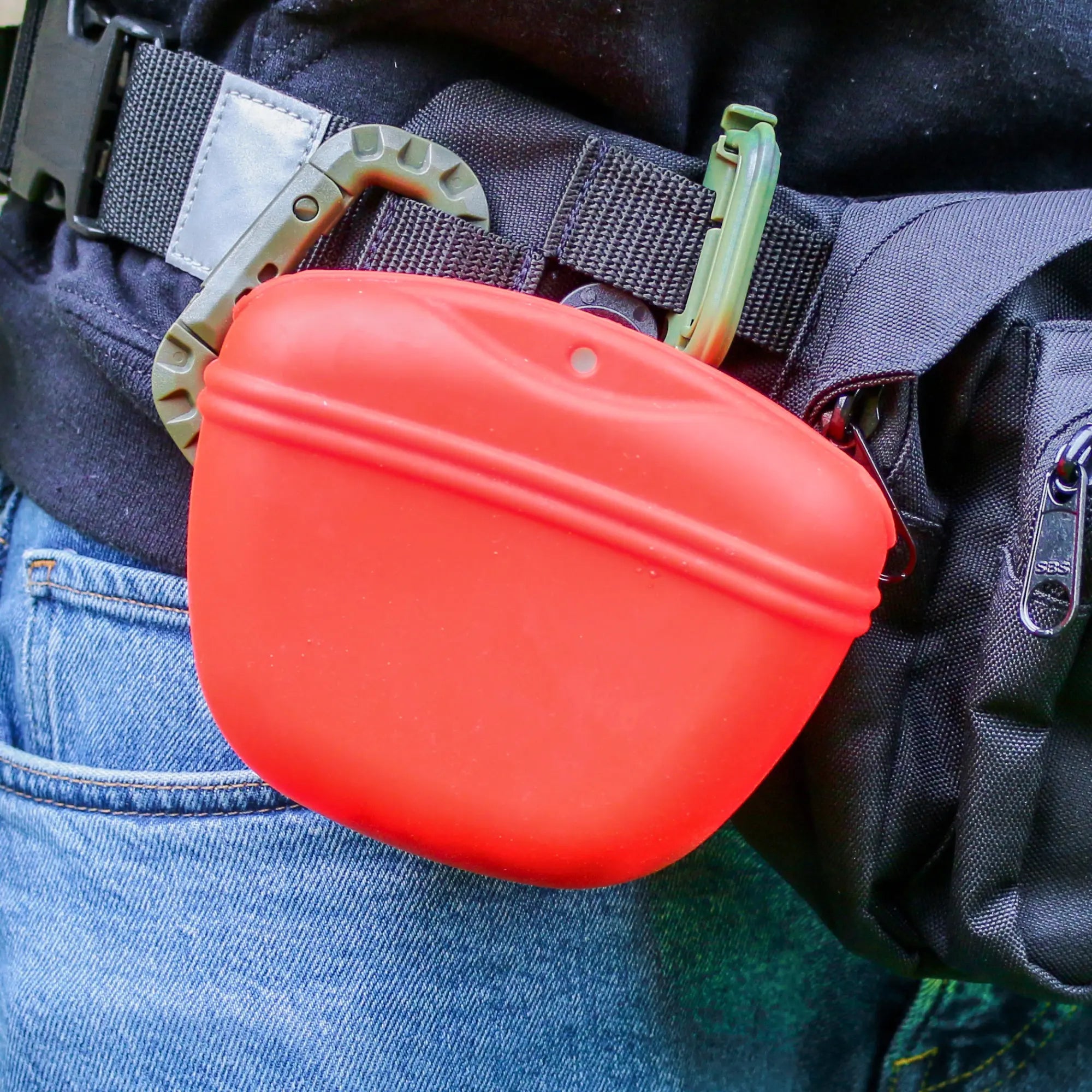 Futterbeutel_Silikon_rot an TamBe Bag