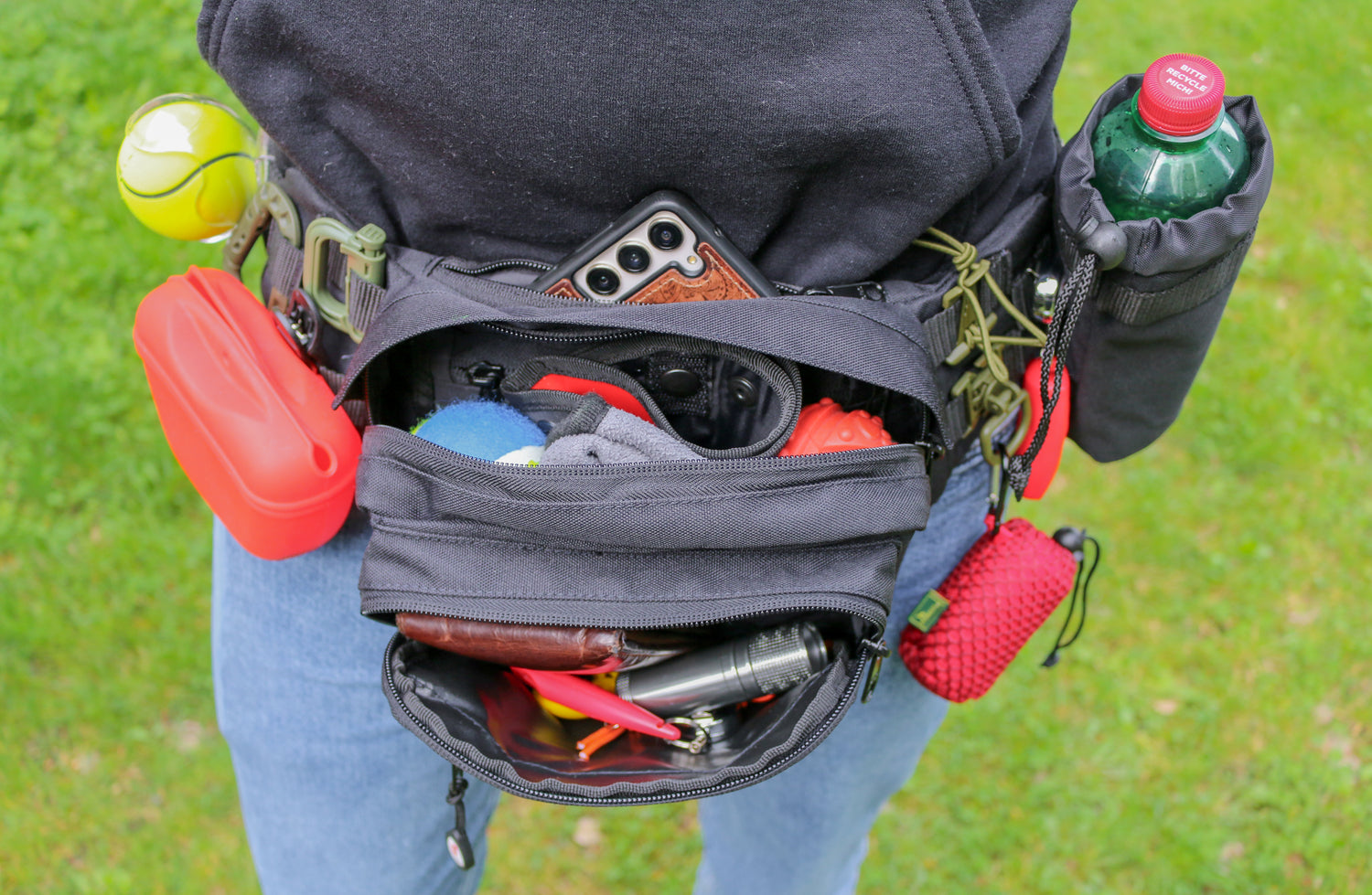 ausgestattete und befüllte TamBe Bag als Bauchtasche getragen und in offener Ansicht