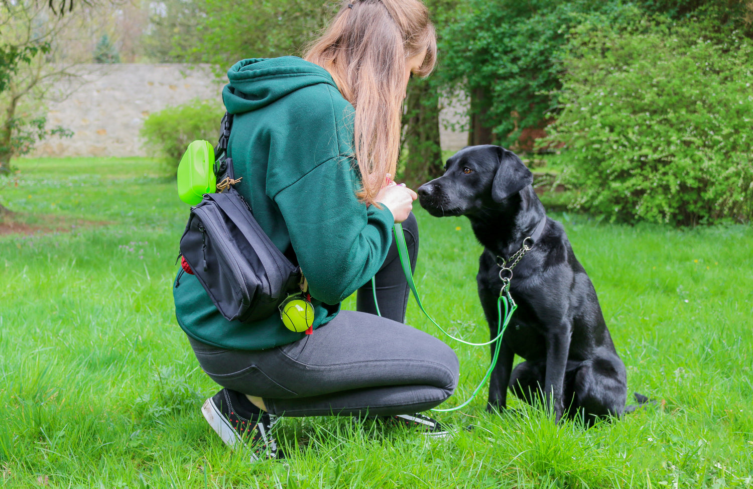 Frau mit ausgestatteter TamBe Bag als Schultertasche und ihrem Hund