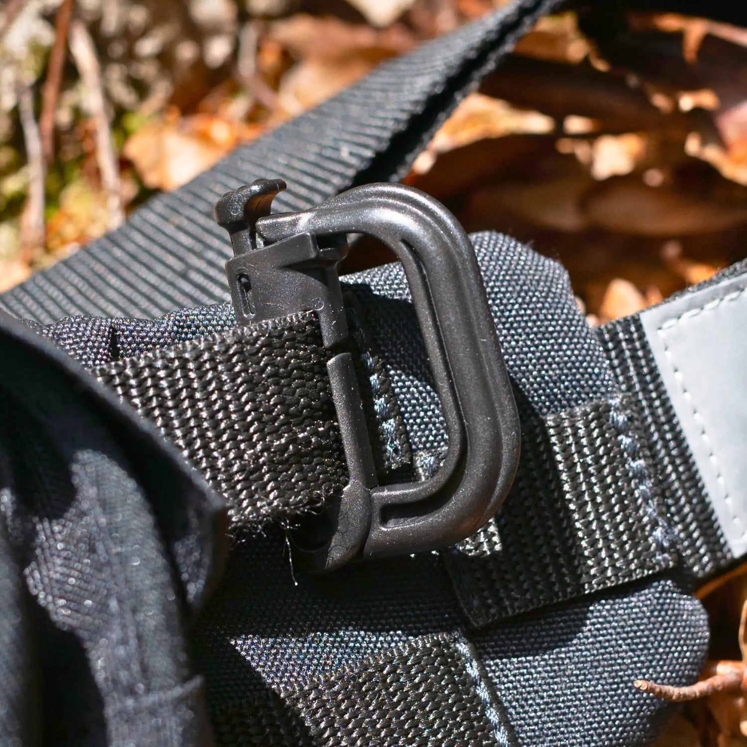 MOLLE_D-Ring-Verriegelung_schwarz_an_TamBe_Bag