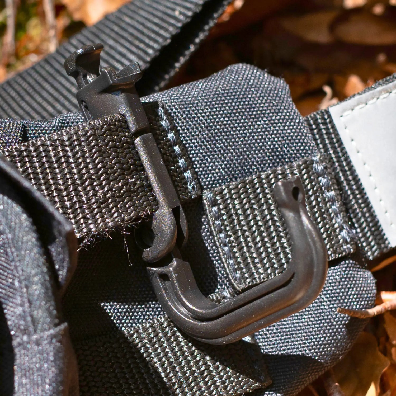 MOLLE_D-Ring-Verriegelung_schwarz_geoeffnet