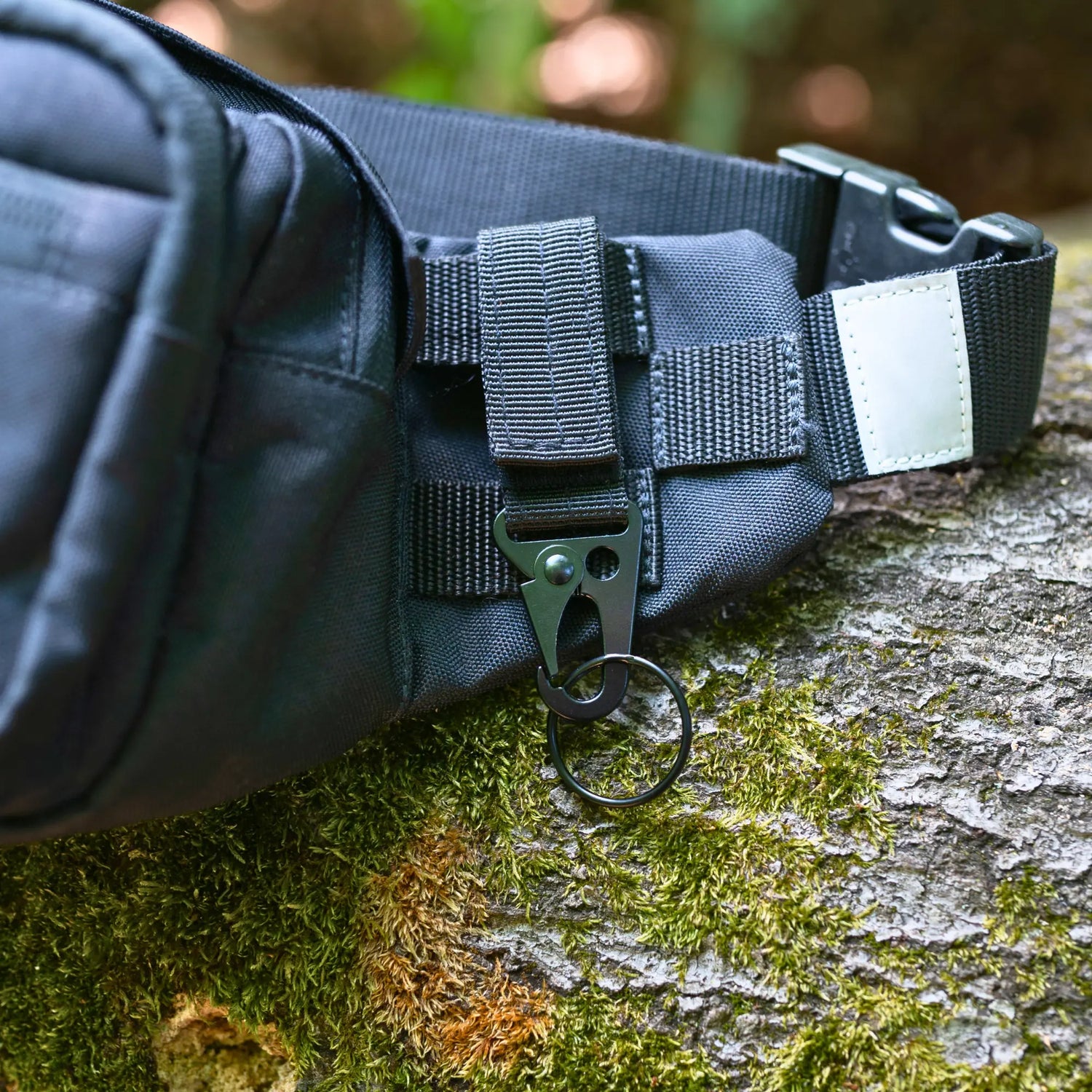 MOLLE_Metallkarabiner_an_TamBe_Bag