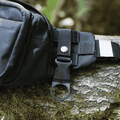 Person zeigt Anwendung Flaschenhalter klein 